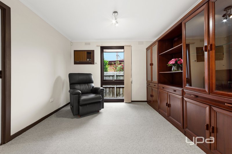 Photo - 7 Somerton Crescent, St Albans VIC 3021 - Image 5