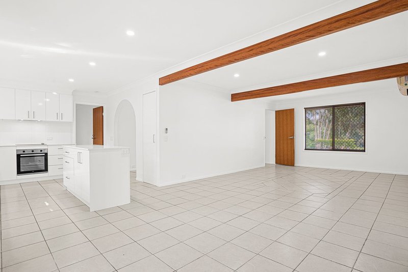 Photo - 7 Sonoma Court, Carindale QLD 4152 - Image 2