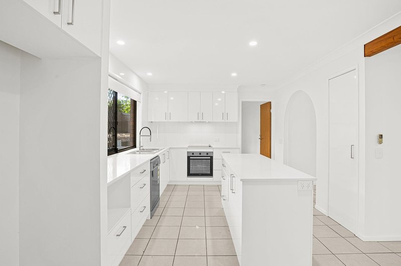 Photo - 7 Sonoma Court, Carindale QLD 4152 - Image 3