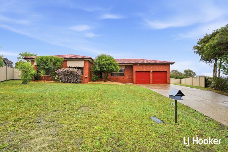 Photo - 7 Southern Close, Chisholm ACT 2905 - Image 1