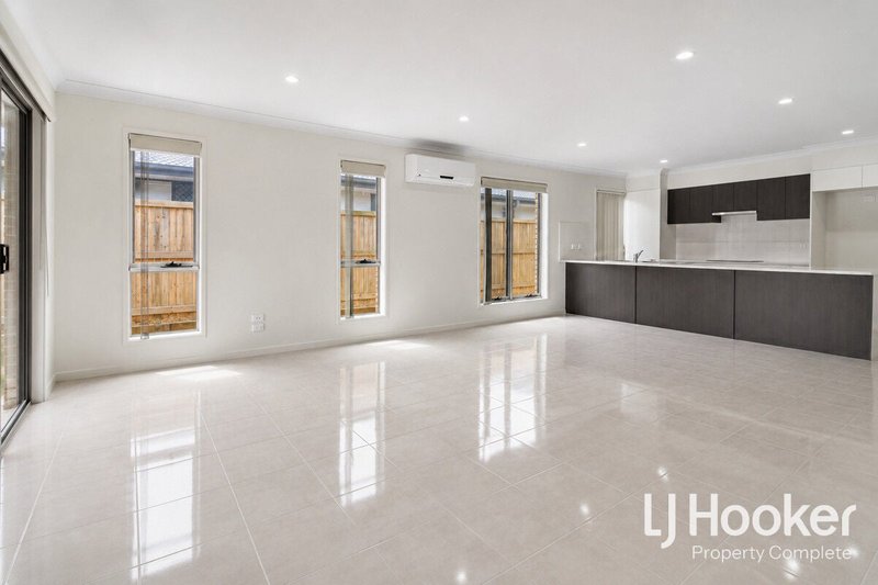 Photo - 7 Springrise Place, Yarrabilba QLD 4207 - Image 2