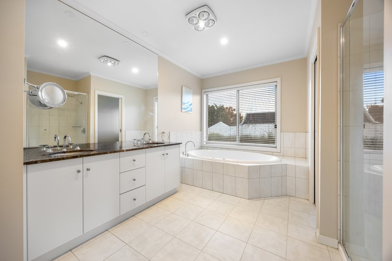 Photo - 7 St Glens Way, Lake Gardens VIC 3355 - Image 20