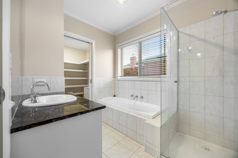 Photo - 7 St Glens Way, Lake Gardens VIC 3355 - Image 24