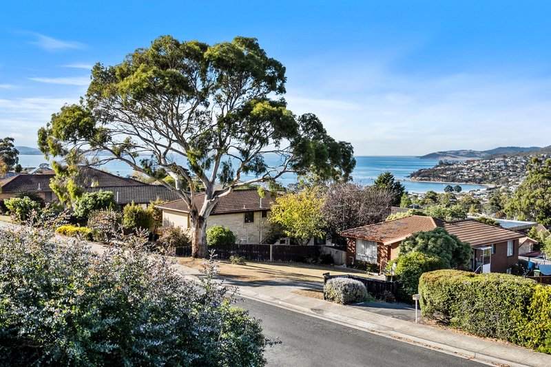 Photo - 7 Stirling Avenue, Blackmans Bay TAS 7052 - Image 3