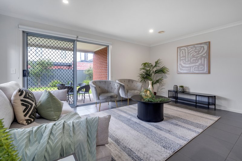 Photo - 7 Stonewood Street, Roxburgh Park VIC 3064 - Image 9