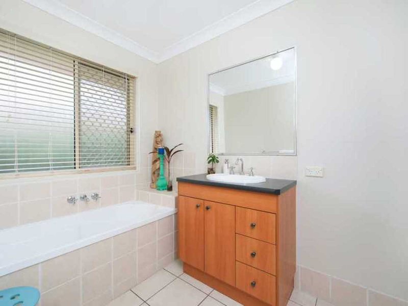 Photo - 7 Stromlo Court, Pacific Pines QLD 4211 - Image 9