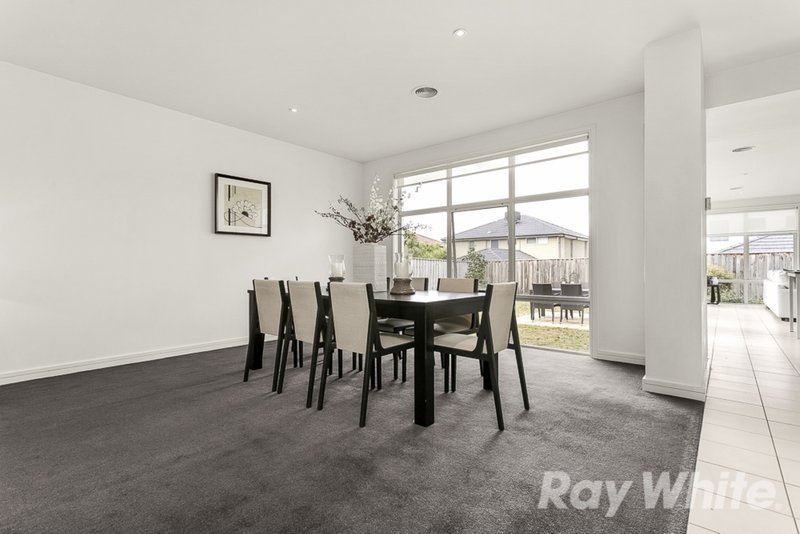 Photo - 7 Suffolk Grove, Mulgrave VIC 3170 - Image 3