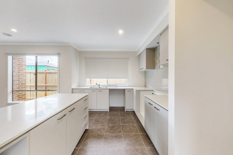 Photo - 7 Sunlight Avenue, Clyde North VIC 3978 - Image 2