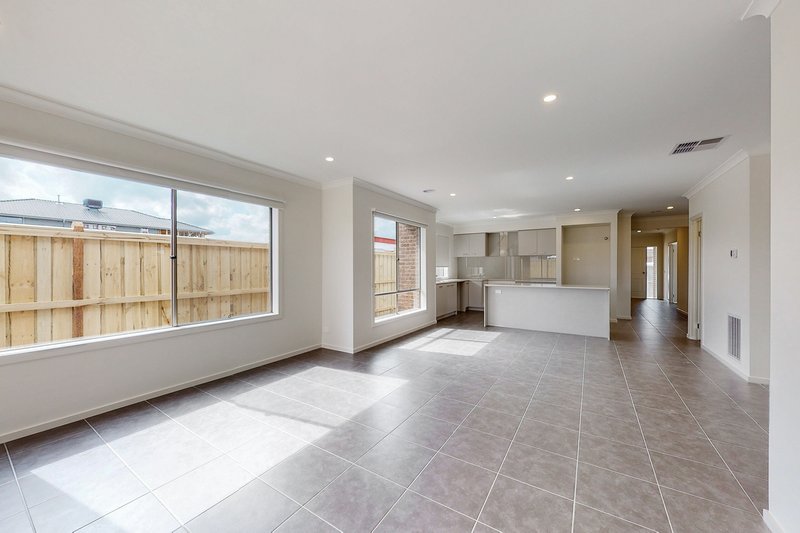 Photo - 7 Sunlight Avenue, Clyde North VIC 3978 - Image 3