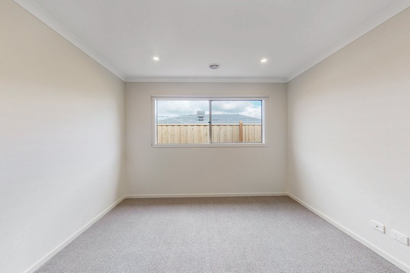 Photo - 7 Sunlight Avenue, Clyde North VIC 3978 - Image 4