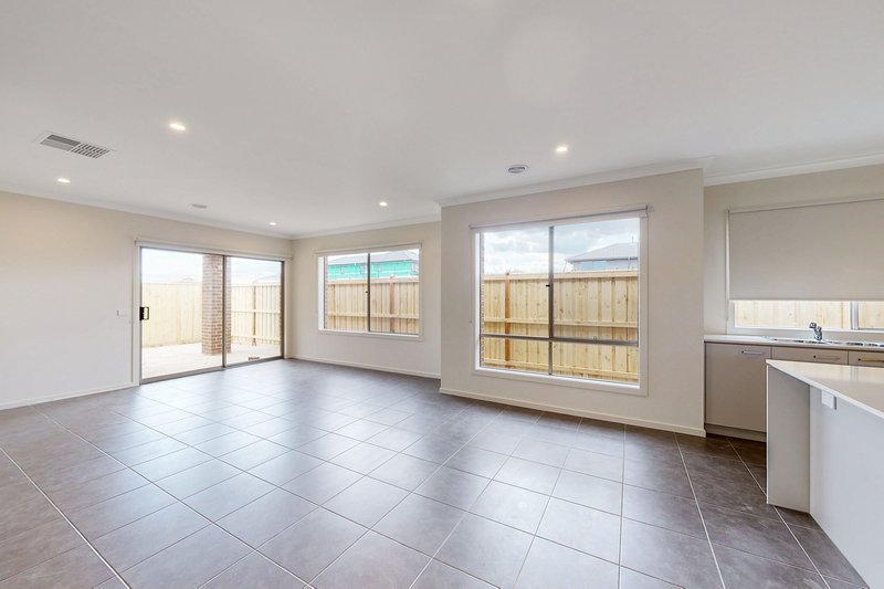 Photo - 7 Sunlight Avenue, Clyde North VIC 3978 - Image 5