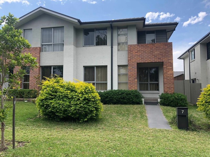 7 Three Bees Drive, Glenfield NSW 2167