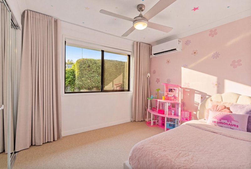 Photo - 7 Tirau Place, Broadbeach Waters QLD 4218 - Image 20