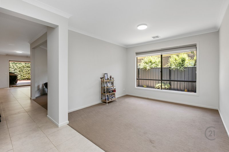 Photo - 7 Truscott Grove, Point Cook VIC 3030 - Image 4