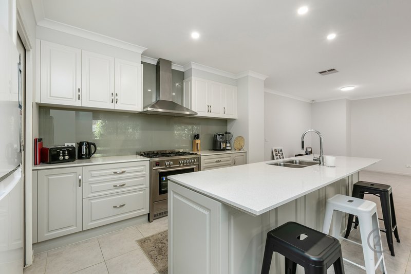 Photo - 7 Truscott Grove, Point Cook VIC 3030 - Image 6