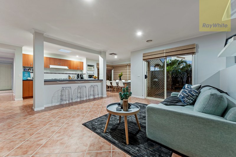 Photo - 7 Tusmore Rise, Craigieburn VIC 3064 - Image 3