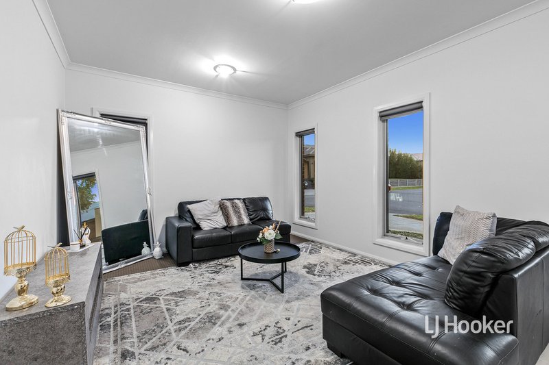 Photo - 7 Vali Road, Craigieburn VIC 3064 - Image 3