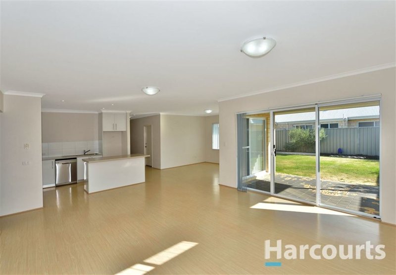 Photo - 7 Vaucluse Way, Coodanup WA 6210 - Image 4