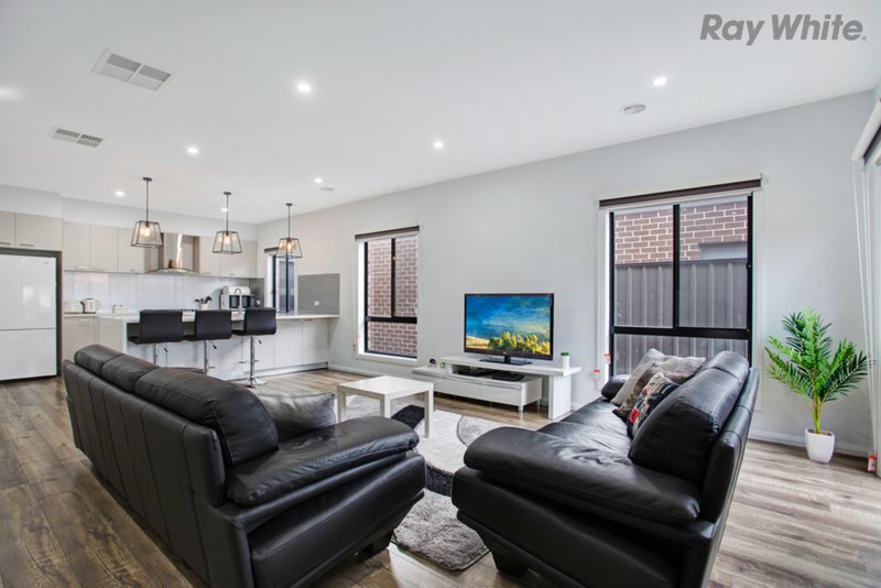 Photo - 7 Viewmont Avenue, Craigieburn VIC 3064 - Image 5