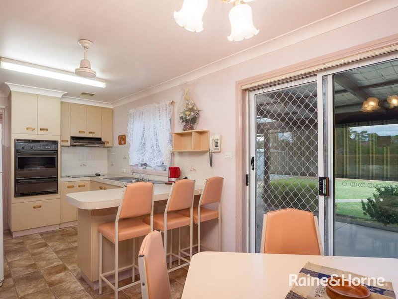 Photo - 7 Warrambool Crescent, Glenfield Park NSW 2650 - Image 2