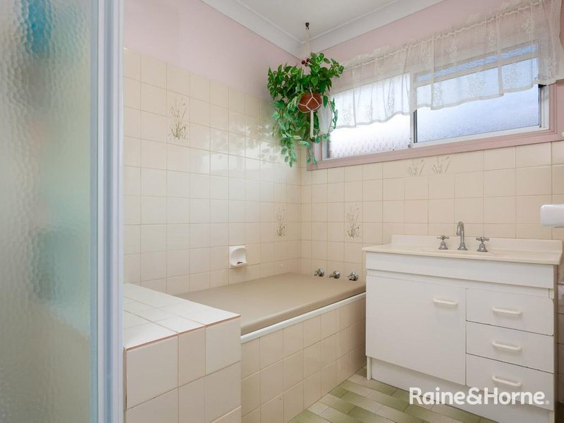 Photo - 7 Warrambool Crescent, Glenfield Park NSW 2650 - Image 3