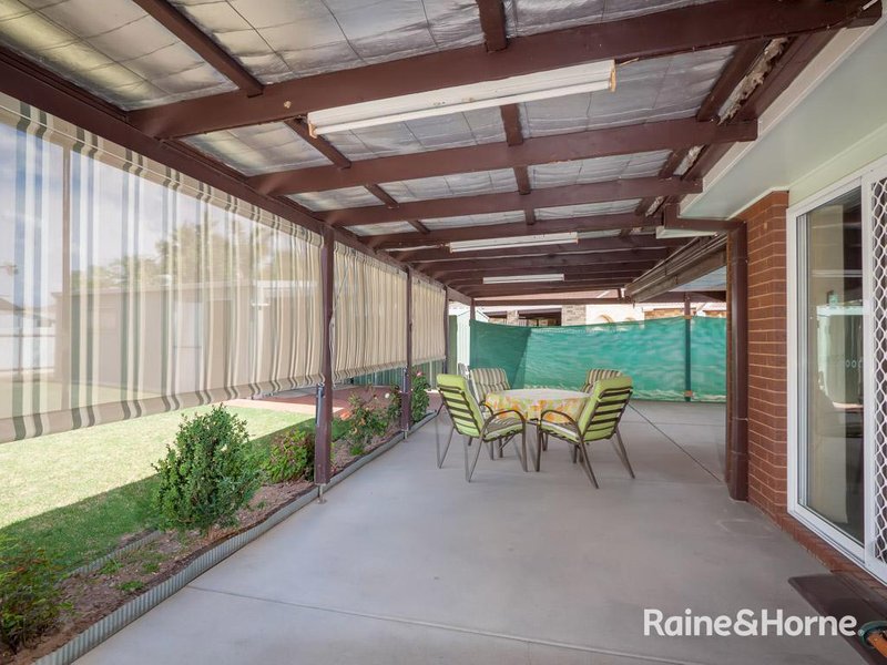 Photo - 7 Warrambool Crescent, Glenfield Park NSW 2650 - Image 5