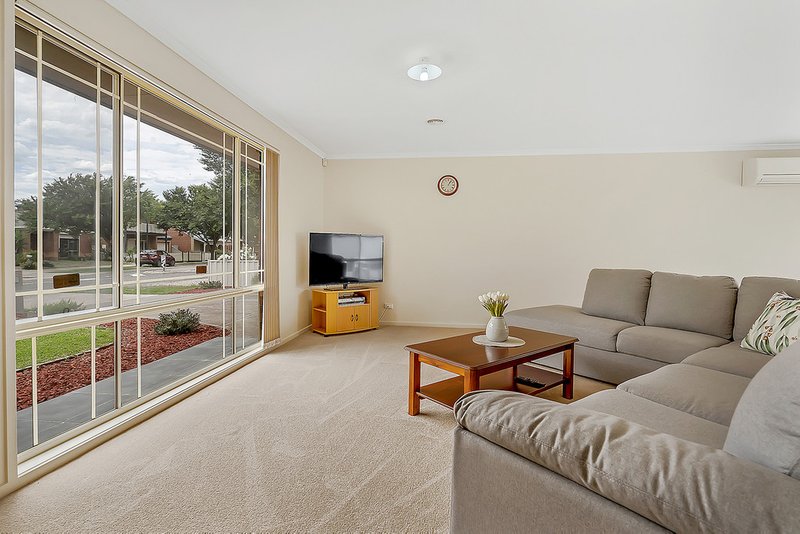 Photo - 7 Waterdale Rise, Craigieburn VIC 3064 - Image 5