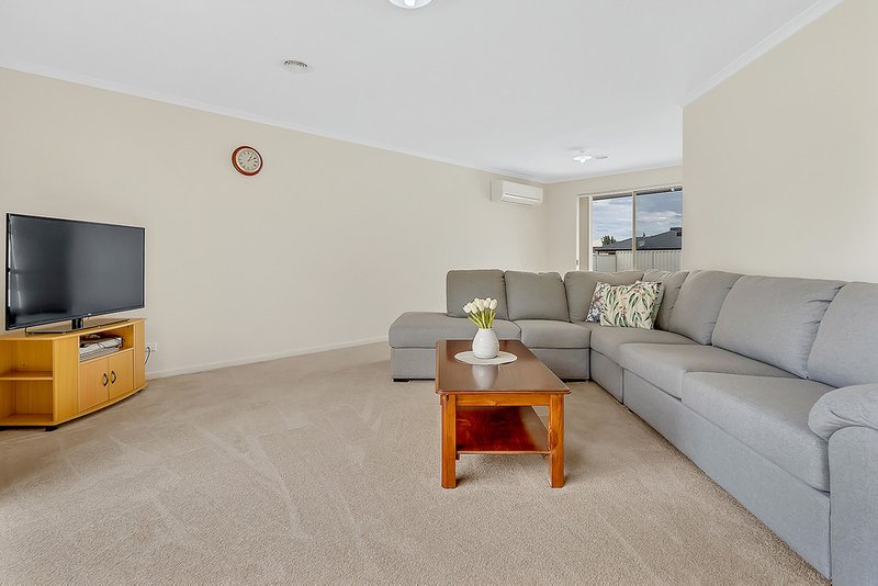 Photo - 7 Waterdale Rise, Craigieburn VIC 3064 - Image 7