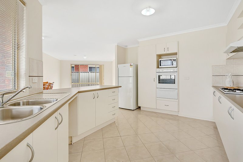 Photo - 7 Waterdale Rise, Craigieburn VIC 3064 - Image 10