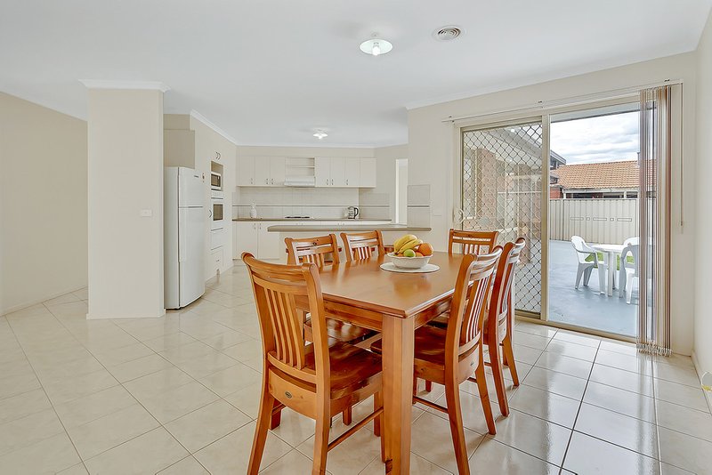 Photo - 7 Waterdale Rise, Craigieburn VIC 3064 - Image 12