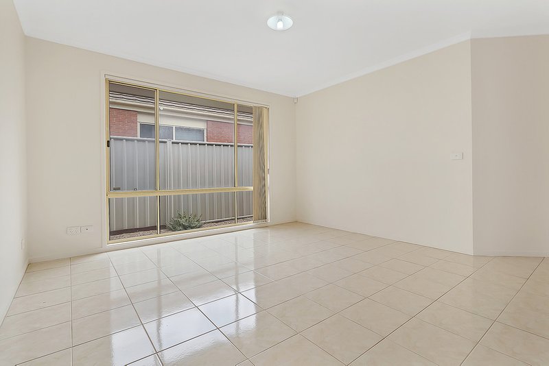 Photo - 7 Waterdale Rise, Craigieburn VIC 3064 - Image 13