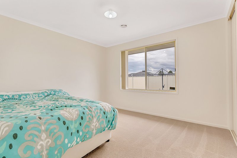 Photo - 7 Waterdale Rise, Craigieburn VIC 3064 - Image 16