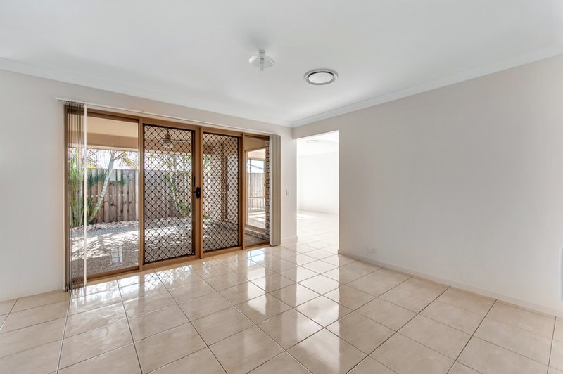 Photo - 7 Watergum Street, Heathwood QLD 4110 - Image 9