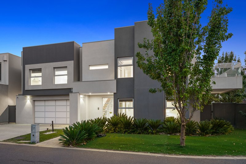 7 Waterview Walk, Caroline Springs VIC 3023