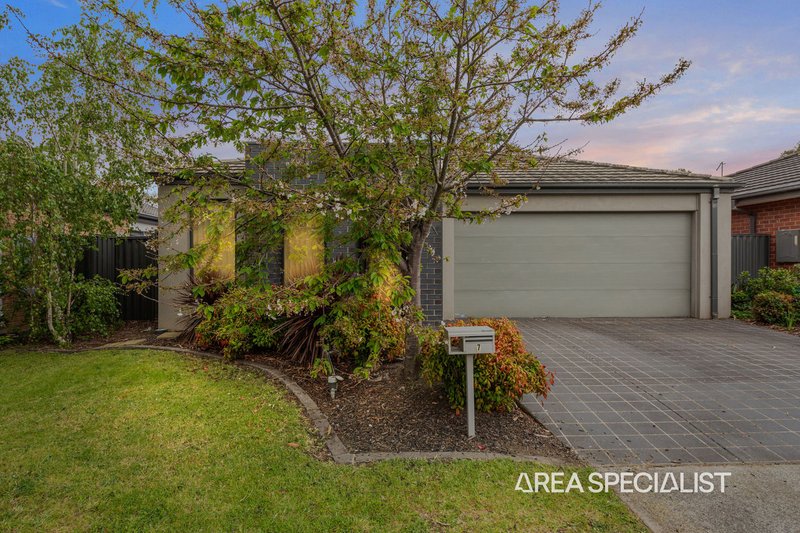 Photo - 7 Wild Cherry Avenue, Pakenham VIC 3810 - Image 2