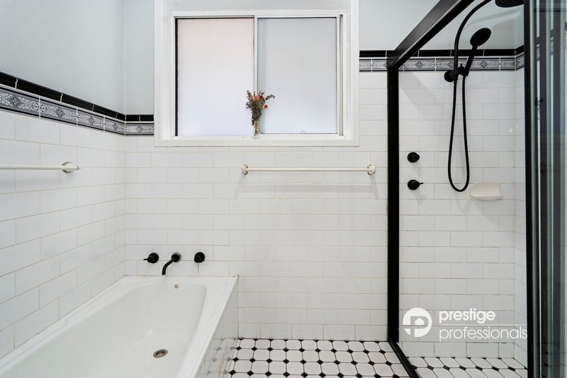 Photo - 7 Wollemi Court, Wattle Grove NSW 2173 - Image 11