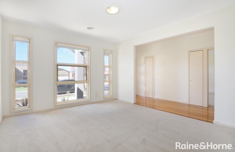 Photo - 7 Yalumba Way, Roxburgh Park VIC 3064 - Image 2