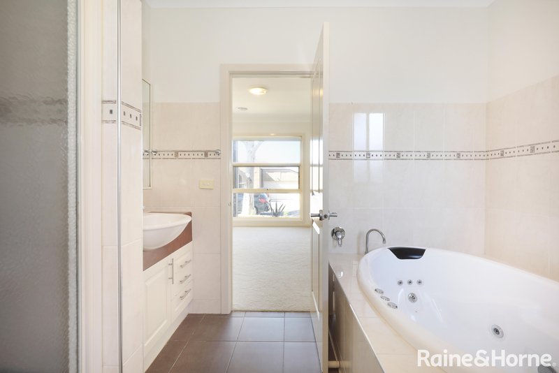 Photo - 7 Yalumba Way, Roxburgh Park VIC 3064 - Image 7