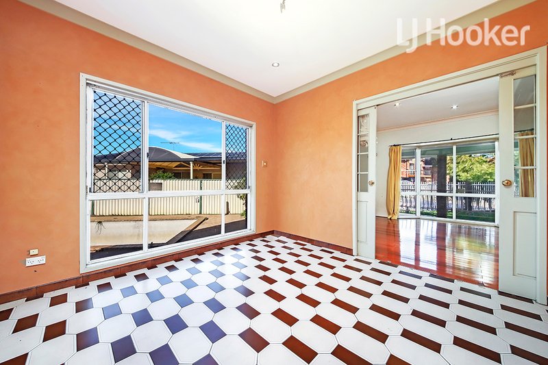 Photo - 7 Yarra Place, St Johns Park NSW 2176 - Image 4