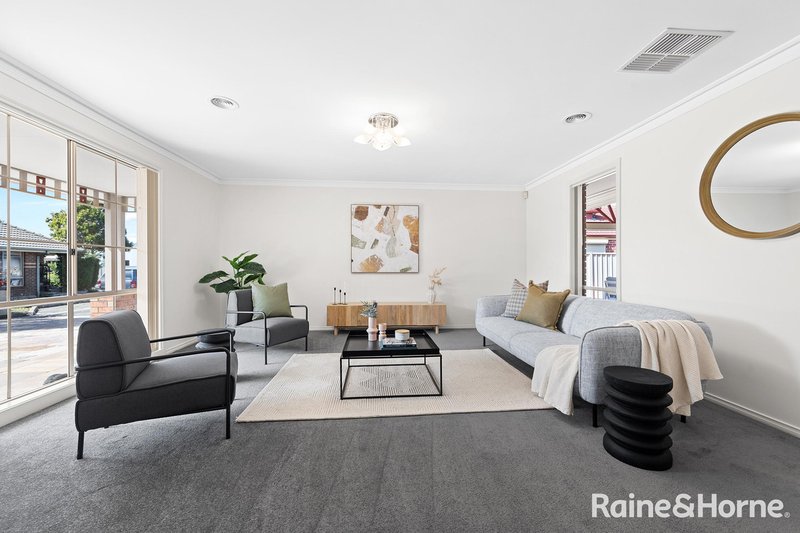 Photo - 7 Yendon Close, Caroline Springs VIC 3023 - Image 3