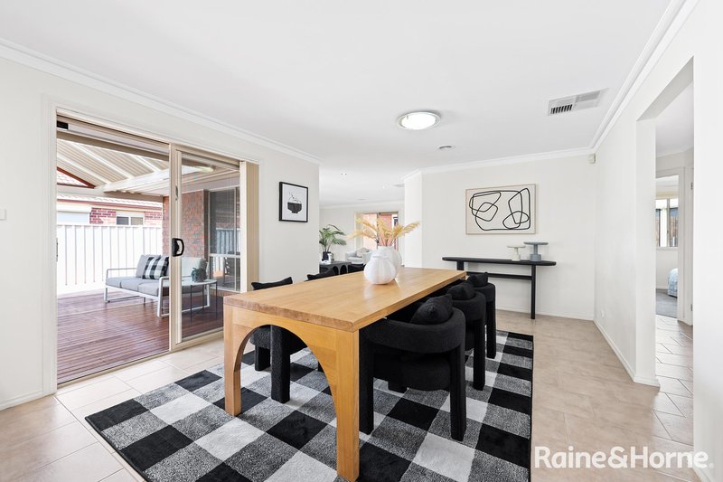 Photo - 7 Yendon Close, Caroline Springs VIC 3023 - Image 6