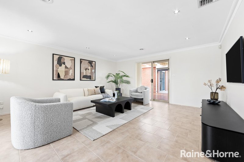 Photo - 7 Yendon Close, Caroline Springs VIC 3023 - Image 7