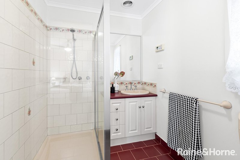 Photo - 7 Yendon Close, Caroline Springs VIC 3023 - Image 10