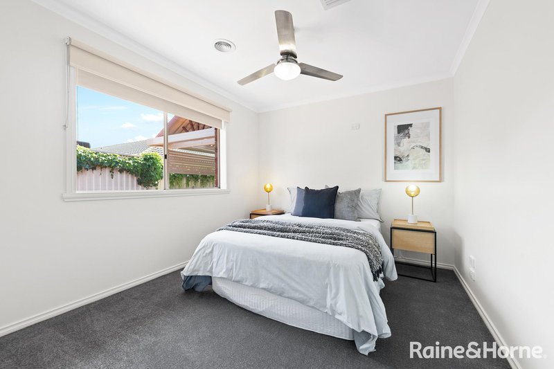 Photo - 7 Yendon Close, Caroline Springs VIC 3023 - Image 12