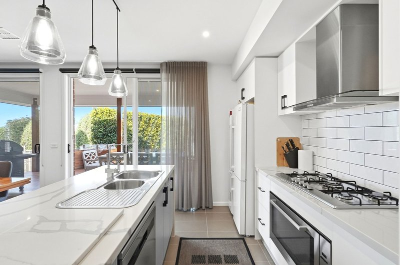 Photo - 7 Younger Street, Bacchus Marsh VIC 3340 - Image 2