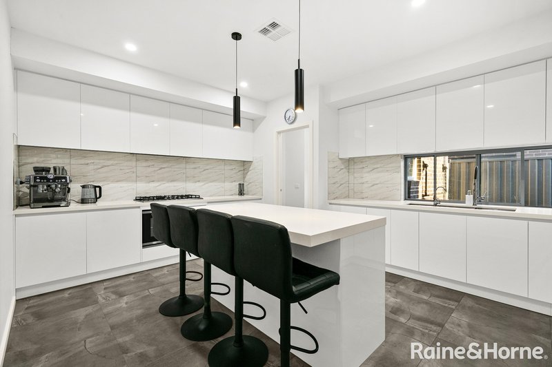 Photo - 7 Yozgat Avenue, Roxburgh Park VIC 3064 - Image 6