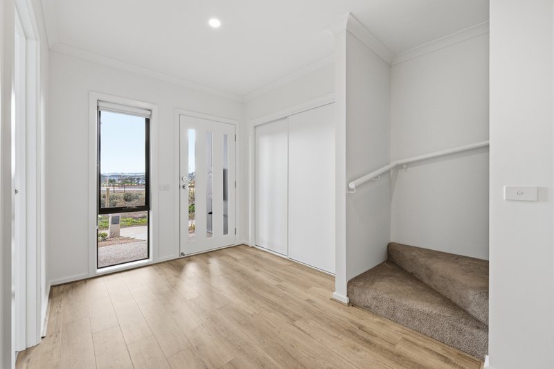 Photo - 7 Yser Walk, Berwick VIC 3806 - Image 2