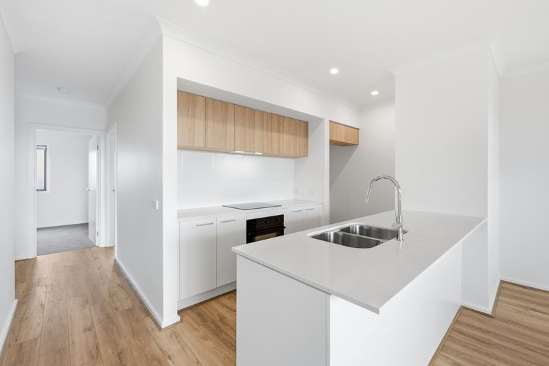 Photo - 7 Yser Walk, Berwick VIC 3806 - Image 4
