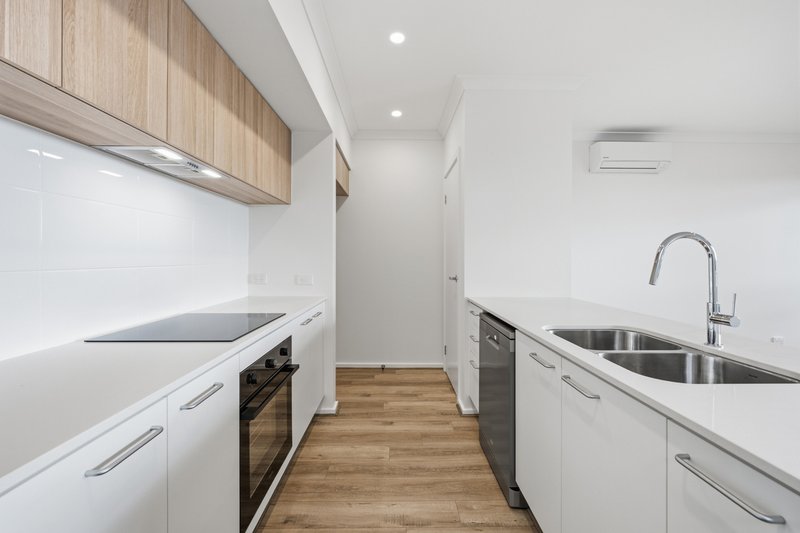 Photo - 7 Yser Walk, Berwick VIC 3806 - Image 5