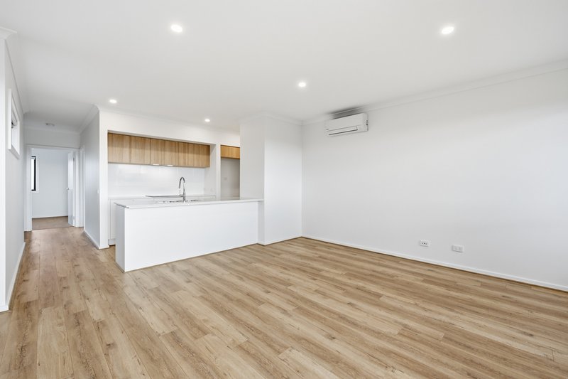 Photo - 7 Yser Walk, Berwick VIC 3806 - Image 6